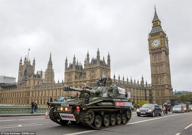 Mỹ nữ cưỡi xe tăng dạo phố ở Luân Đôn ảnh 5