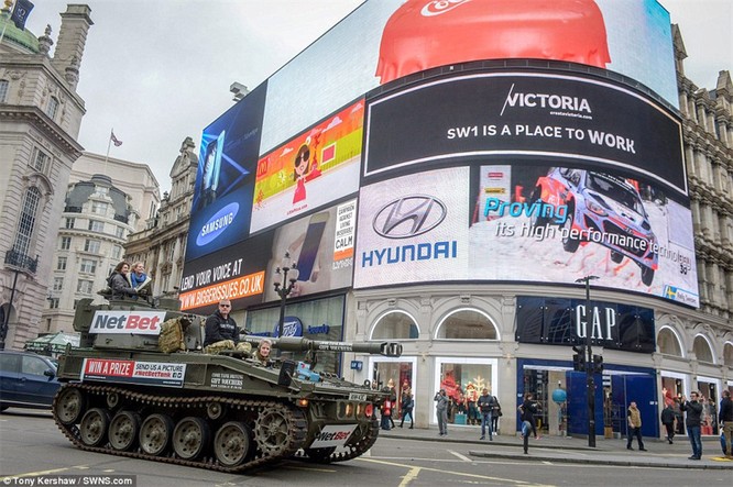 Mỹ nữ cưỡi xe tăng dạo phố ở Luân Đôn ảnh 1