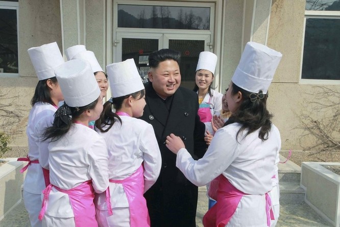 Obama làm đầu bếp, Kim Jong Un đáp chuyên cơ thị sát, bà Merkel chụp ảnh selfie ảnh 13