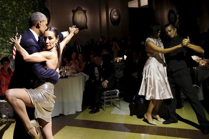 Obama nhảy Tango, Putin chơi piano: Khi chính khách trổ tài lẻ ảnh 1