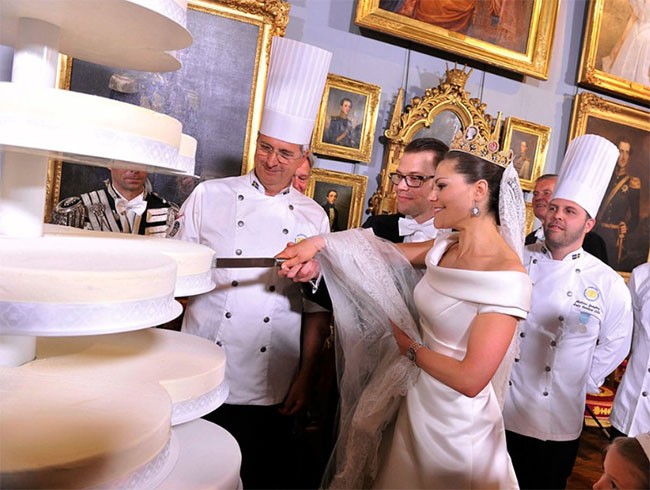 Choáng ngợp với 12 chiếc bánh cưới hoàng gia “khủng” nhất mọi thời đại ảnh 10
