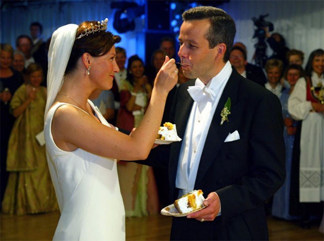 Choáng ngợp với 12 chiếc bánh cưới hoàng gia “khủng” nhất mọi thời đại ảnh 12