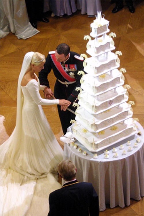 Choáng ngợp với 12 chiếc bánh cưới hoàng gia “khủng” nhất mọi thời đại ảnh 5