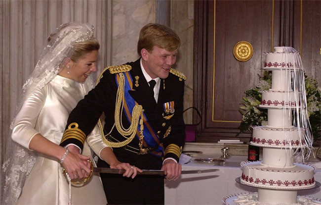 Choáng ngợp với 12 chiếc bánh cưới hoàng gia “khủng” nhất mọi thời đại ảnh 8