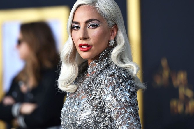 Sự biến đổi của Lady Gaga, từ một hình tượng điên rồ lập dị sang hình ảnh xinh đẹp quyến rũ với mái tóc bạch kim.