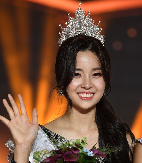 Kim Sae Yeon đã xuất sắc vượt qua 31 thí sinh để giành ngôi vị cao nhất trong đêm chung kết tối 11/7. 