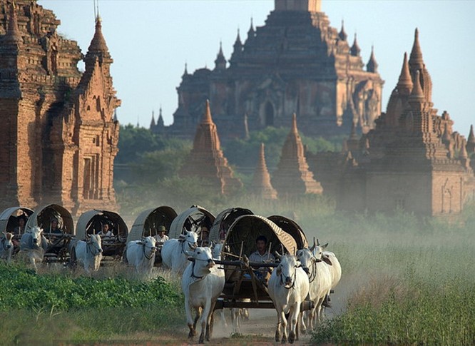 Tại Bagan, đứng ở vị trí nào cũng thấy những ngôi chùa tháp cổ kính, nguy nga. Cảnh tượng này gây ấn tượng mạnh mẽ với những người được chứng kiến.