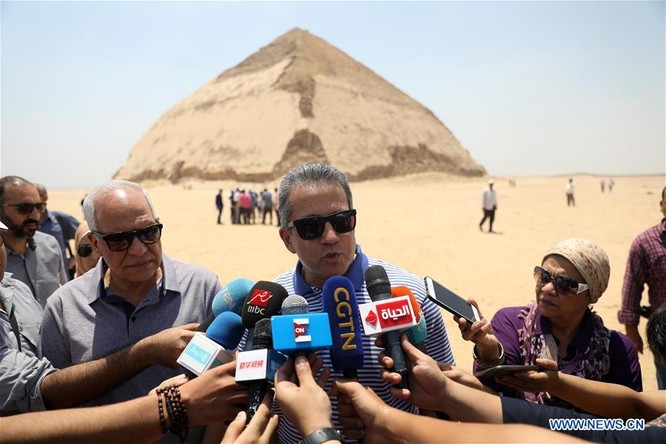 Bộ trưởng Bộ Cổ vật Khaled al-Anany nói với các phóng viên trong buổi lễ khai mạc ở sa mạc gần kim tự tháp.