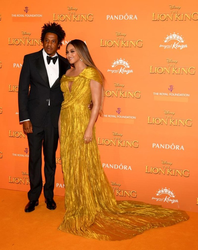 Beyonce cùng Jay-Z trong lễ ra mắt phim, cô mặc trang phục của nhà thiết kế Công Trí