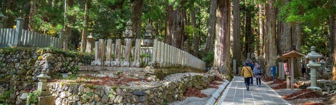 Một trong những điểm nổi bật của ngôi làng là Okunoin, nghĩa trang lớn nhất và linh thiêng nhất Nhật Bản. 