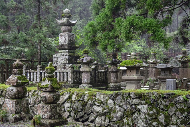 Đây là nơi an nghỉ của giới quý tộc và những nhân vật có ảnh hưởng lớn nhất Nhật Bản