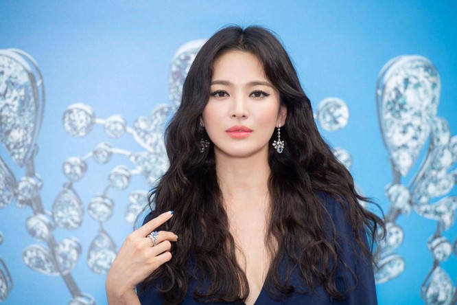 Diễn viên Hàn Quốc Song Hye-Kyo đã dành thời gian chia sẻ với phóng viên Tạp chí Hong Kong Tatler ở Monaco, nơi cô thẳng thắn nói về số phận và dự định tự chăm sóc bản thân, và tiết lộ một trong những điều ước sinh nhật cho tuổi mới của cô.