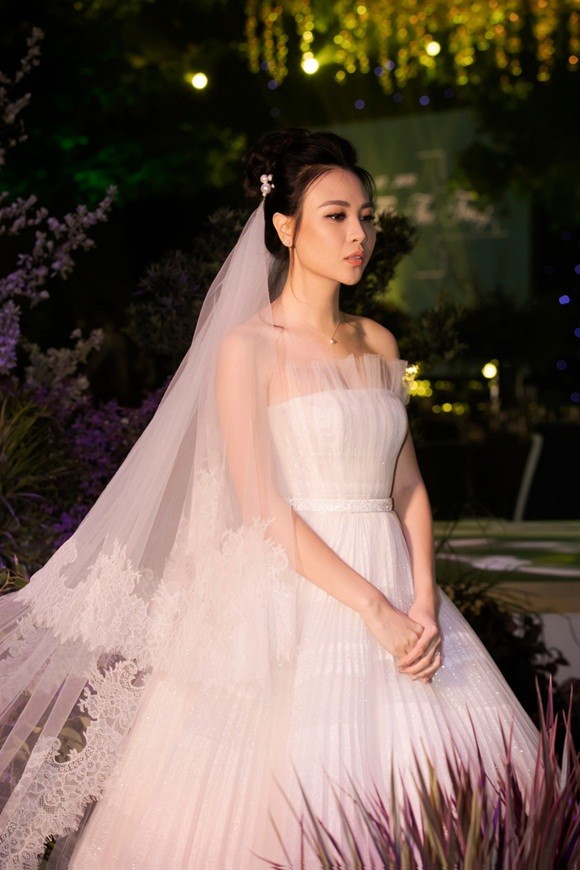 Đàm Thu Trang trong trang phục cô dâu