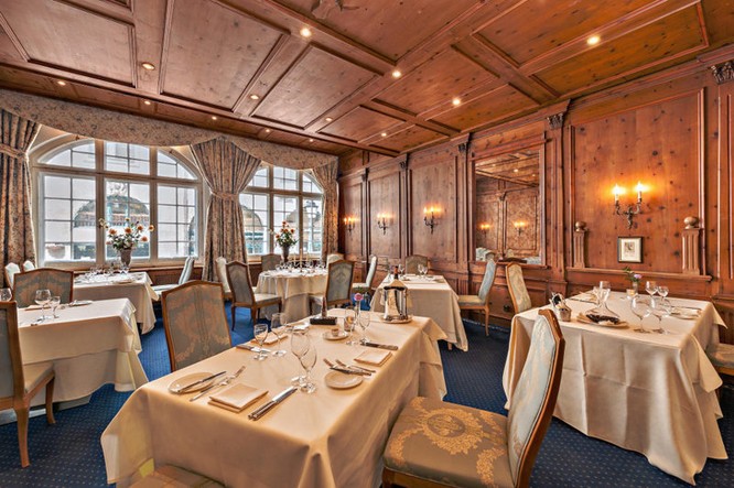 Nhà hàng Sudtiroler Stuben với phong cách thiết kế sang trọng và cổ điển