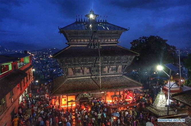 Hôm 18/8 vừa qua, hàng ngàn tín đồ đạo Hindu đã tập trung quanh đền Bagh Bhairav. Ảnh Xinhua