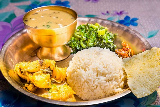 Món ăn truyền thống của người Nepal là Dah-Bhat-Tarkari là món ăn kết hợp giữa cơm nóng, súp đậu lăng và cà ri rau như cải xanh, khoai tây, đậu, cà chua, bắp cải…cùng với các gia vị. Ảnh: Xinhua