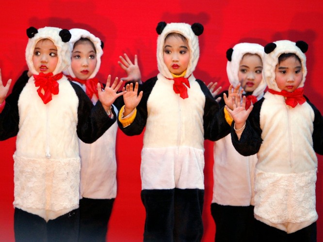Một nhóm bé gái trong trang phục gấu trúc đáng yêu