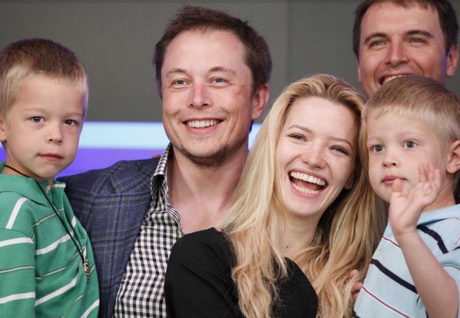 Elon Musk, Talulah Riley, và hai người con trai.