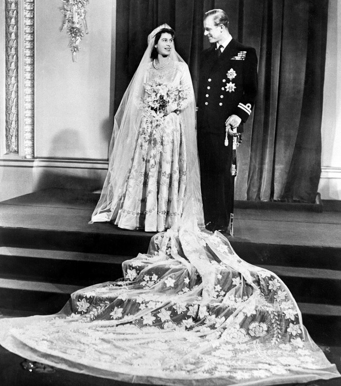 Trầm trồ trước những bộ váy cưới hoàng gia đẹp nhất mọi thế kỷ ảnh 1