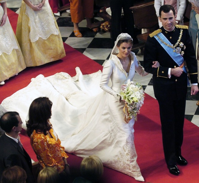 Trầm trồ trước những bộ váy cưới hoàng gia đẹp nhất mọi thế kỷ ảnh 5
