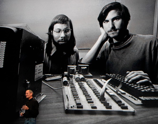 32 tấm ảnh kể lại lịch sử của Apple từ lúc thành lập trong một gara xe hơi đến khi trở thành công ty nghìn tỷ USD ảnh 2