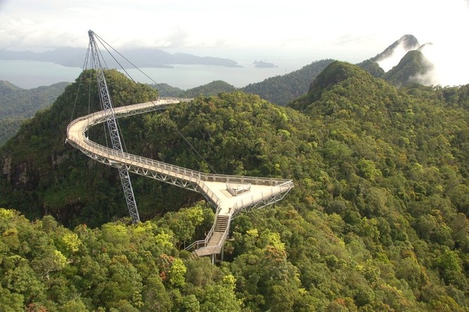 10 cây cầu kỳ lạ và độc đáo nhất trên thế giới ảnh 2