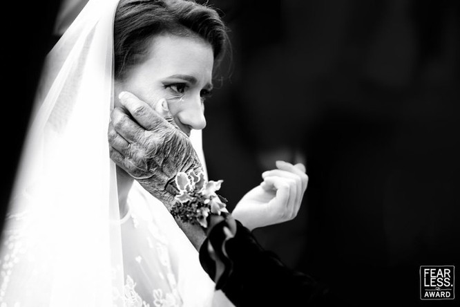 15 bức ảnh cảm động ngày hôn lễ khiến bạn rơi nước mắt ảnh 2