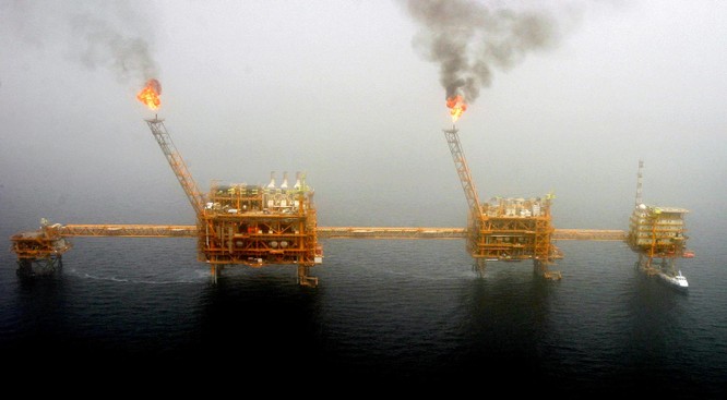 Mỹ cấm nhập khẩu dầu thô từ Iran: giá dầu tăng đột biến ảnh 1