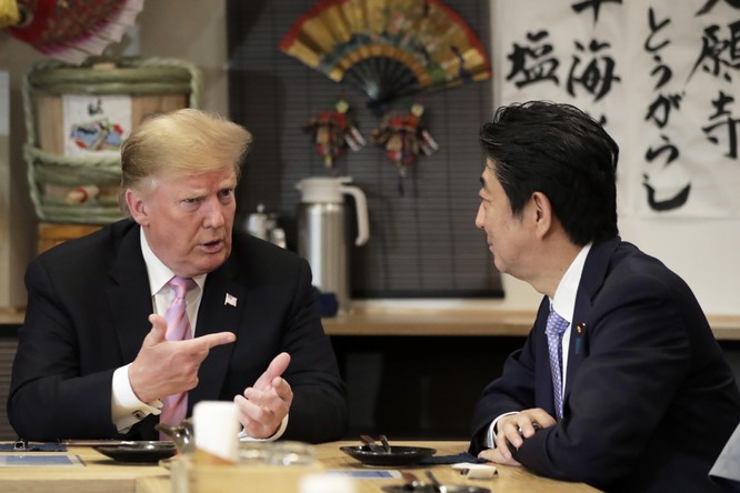 Thủ tướng Nhật Bản Shizo Abe và Tổng thống Mỹ Donald Trump. Ảnh: VOX