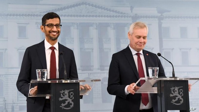 Thủ tướng Phần Lan Antti Rinne (phải) và Giám đốc điều hành Google Sundar Pichai trong một cuộc họp báo chung ở Helsinki, Phần Lan, ngày 20/9/2019.