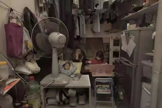 Cặp vợ chồng trẻ sống trong căn nhà 5m² ở Hồng Kông: sự thật đằng sau cái nghèo ảnh 4