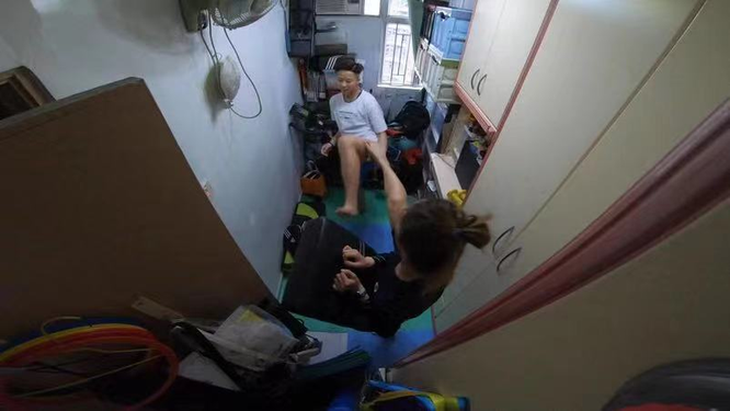 Cặp vợ chồng trẻ sống trong căn nhà 5m² ở Hồng Kông: sự thật đằng sau cái nghèo ảnh 2