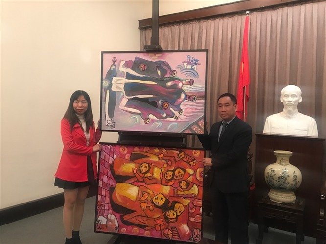 Bảo tàng Mỹ thuật Việt Nam tiếp nhận tranh của họa sĩ Việt kiều Mỹ ảnh 1