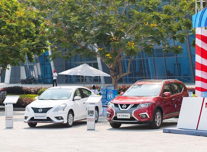 Sunny (trái) và X-Trail, hai mẫu xe lắp ráp tại Đà Nẵng của liên doanh Nissan Việt Nam. Ảnh: Nissan