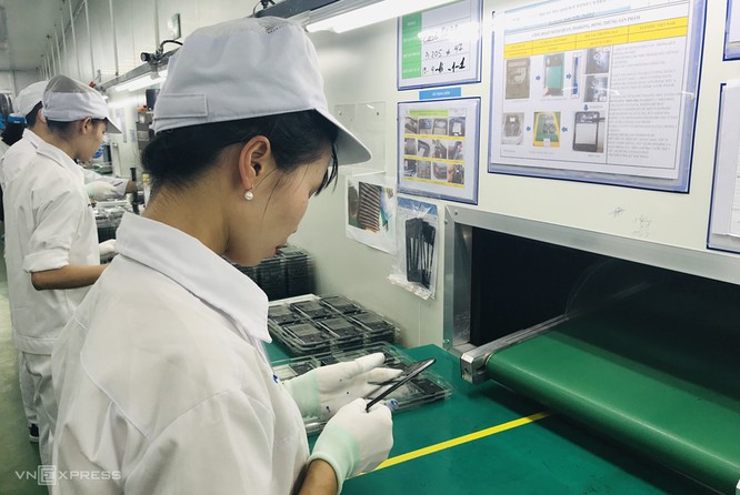 Công nhân sản xuất vỏ màn hình điện thoại tại một doanh nghiệp công nghiệp hỗ trợ ở Hải Dương. Ảnh: Thu Nguyễn.
