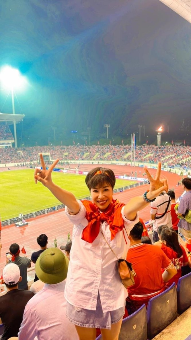 Bóng đá Việt Nam vô địch SEA Games 31 và muôn kiểu chúc mừng của các sao Việt ảnh 3