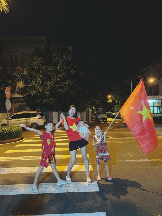Bóng đá Việt Nam vô địch SEA Games 31 và muôn kiểu chúc mừng của các sao Việt ảnh 10