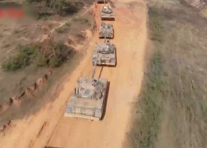 Trung Quốc tập trận gần biên giới Việt Nam, xe tăng kiểu mới Type-15 lần đầu lộ diện ảnh 1