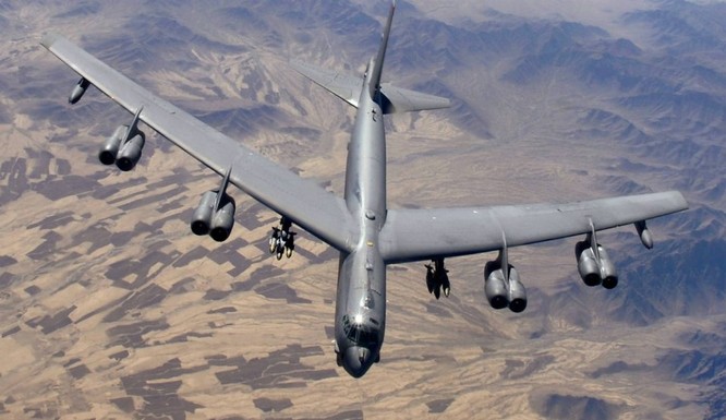 Mỹ ồ ạt triển khai 6 “Pháo đài bay” B-52 tới châu Âu để đối phó Nga ảnh 1