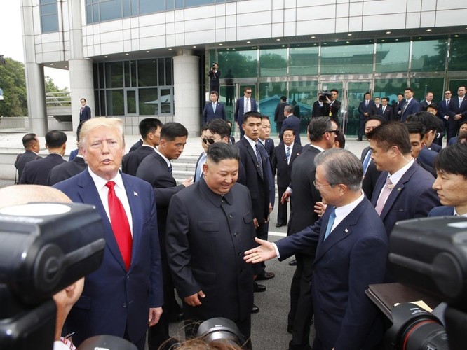 Hình ảnh cuộc gặp lịch sử Donald Trump – Kim Jong Un tại Khu phi quân sự Hàn – Triều ảnh 7
