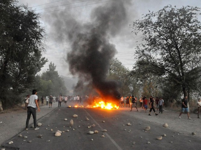 Bạo loạn bùng nổ tại thủ đô Bishkek sau khi cựu tổng thống Atambayev bị bắt ảnh 3
