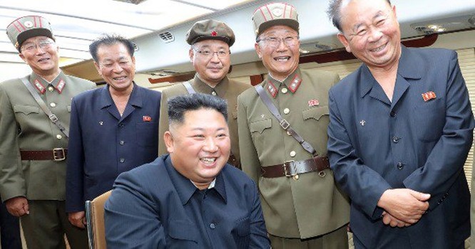 Bí ẩn về loại vũ khí mới mà ông Kim Jong-un vừa trực tiếp chỉ huy phóng thử ảnh 2