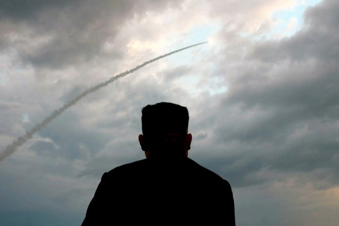 Bí ẩn về loại vũ khí mới mà ông Kim Jong-un vừa trực tiếp chỉ huy phóng thử ảnh 1