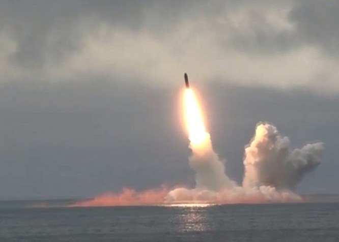 “Đáp lễ” Mỹ, Nga phóng 2 tên lửa đạn đạo từ tàu ngầm hạt nhân chiến lược ảnh 1