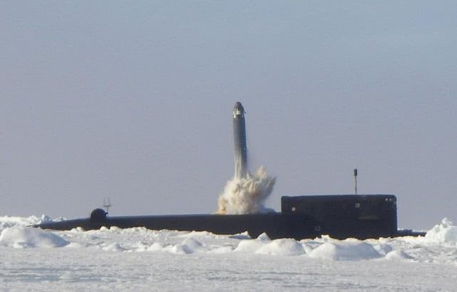 “Đáp lễ” Mỹ, Nga phóng 2 tên lửa đạn đạo từ tàu ngầm hạt nhân chiến lược ảnh 2