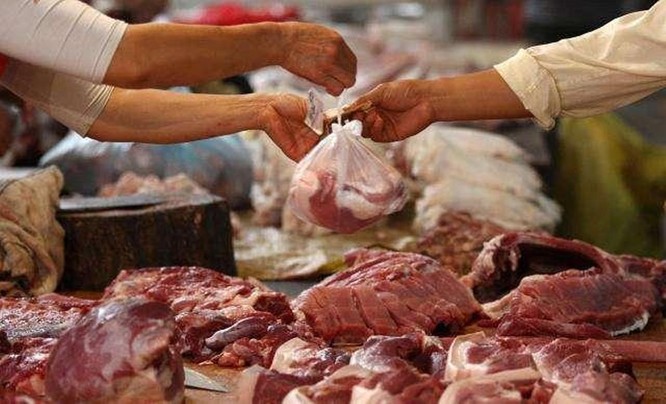 Dân Trung Quốc than trời vì giá thịt lợn “trên trời” ảnh 1