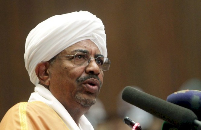 Cựu Tổng thống Sudan ông Omar al-Bashir ra tòa vì tội tham nhũng ảnh 1