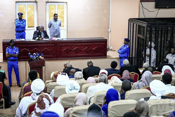 Cựu Tổng thống Sudan ông Omar al-Bashir ra tòa vì tội tham nhũng ảnh 2