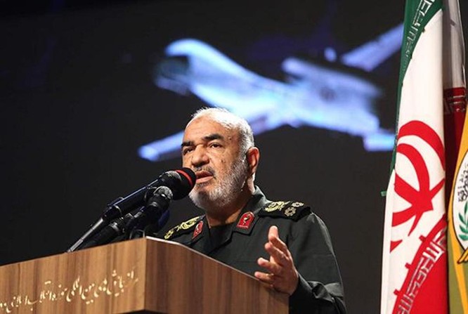 Cho trưng bày các loại máy bay không người lái Mỹ và Israel bị bắn hạ, Iran “bắn” thông điệp gì? ảnh 1
