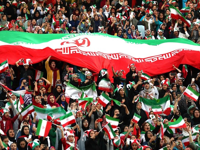 Từ vụ tự sát của nữ cổ động viên giả trai đến ngày lịch sử của bóng đá Iran ảnh 5